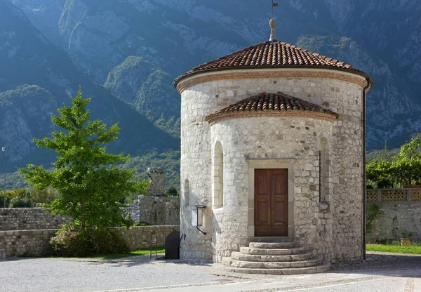 古洗礼堂在意大利 Venzone 毗邻大教堂 — 图库照片