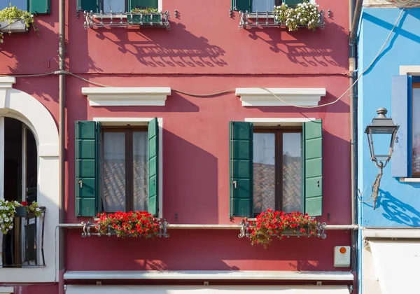 Facade Traditional Building Venetian Style Decorated Flowers — Stock Photo, Image