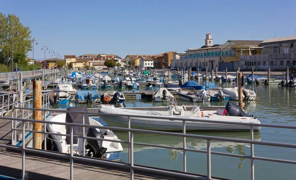 Weergave Van Een Jachthaven Marano Lagunare Italië Met Kerk Klokkentoren — Stockfoto