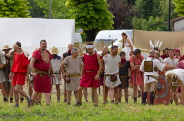 Aquileia, İtalya - 22 Haziran 2014: Reenactors hemen önce yerel yıllık antik Roma festival sergide bir grup