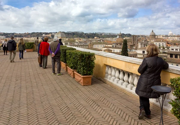 Rom Italien April 2013 Människor Elegant Panoramaterrass Med Utsikt Över Stockbild