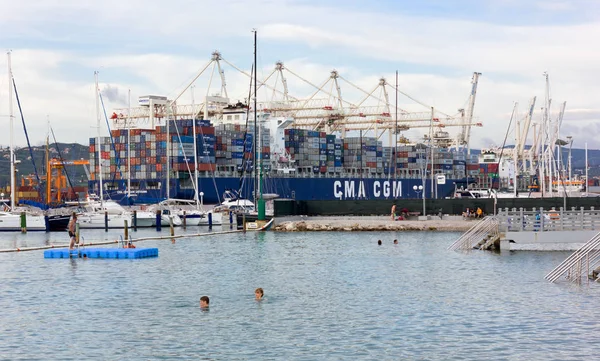 Koper Slovenia July 2014 Few Bathers Waters Seaport Big Container — Stock Photo, Image