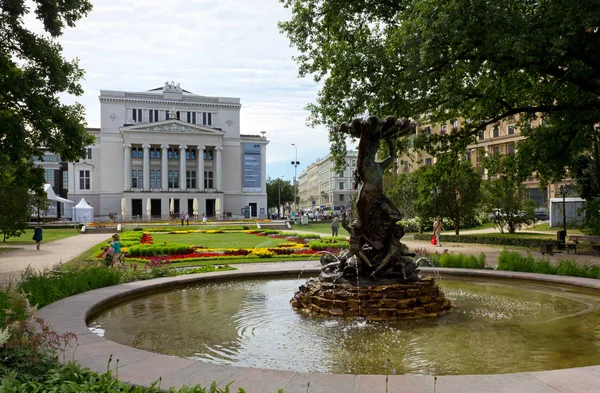 Riga Letônia Julho 2013 Ópera Nacional Letônia Fonte Com Uma — Fotografia de Stock