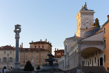 Libertà Meydanı Udine, İtalya'da bir Noel zamanı günbatımı, sırasında görülen Vittorio Veneto sokak