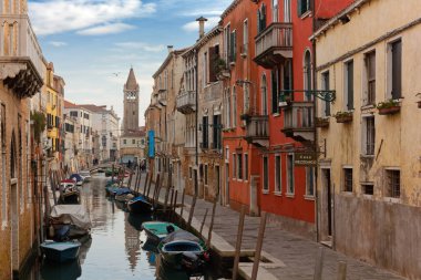 Venice, İtalya - 12 Ocak 2019: Dorsoduro, döndüğünüzde arka planda San Barnaba Kilisesi'nin çan kulesi, tipik Venedik kanalına
