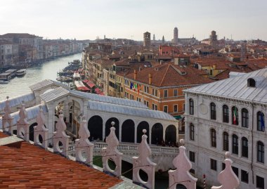 Ön planda Rialto Köprüsü ile bir kış öğleden sonra Venedik, İtalya ' nın manzarası