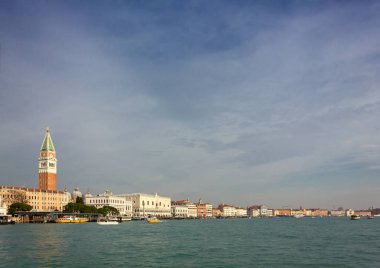 Venedik, İtalya, San Marco Bazilikası'nın çan kulesi sol ile Punta della Dogana görüldü manzarası
