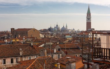 Venedik, İtalya, çatılar ile Saint Mark's basilica arka planda görüntüleyin