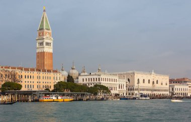 Venice, İtalya - 12 Ocak 2019: Marco Bazilikası'nın ve Punta della Dogana görülen Doge Sarayı