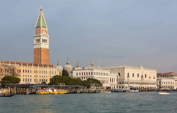 Venice, İtalya - 12 Ocak 2019: Marco Bazilikası'nın ve Punta della Dogana görülen Doge Sarayı