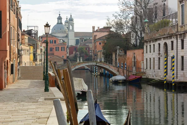 전형적인 조용한 베네치아 베니스의 Dorsoduro 지구에 — 스톡 사진