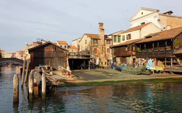 Tarihi San Trovaso tersane gondol Venedik için — Stok fotoğraf