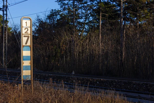 Schild an den Gleisen — Stockfoto