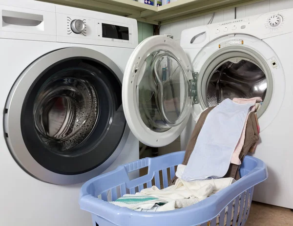 Çamaşırhanede iki çamaşır makinesi