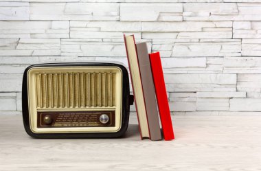 Beyaz ahşap masa kitap ve bir Vintage radyo alıcısı ile