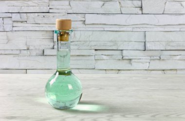Cruet ahşap bir masa üzerinde yeşil bir içki dolu