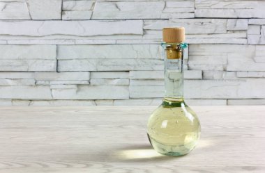 Cruet ahşap bir masa beyaz şarap