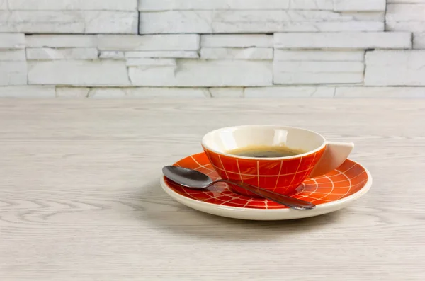 Tazza moderna di caffè su un tavolo di legno — Foto Stock