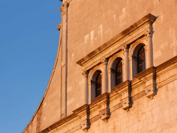 Fasáda Duomo v Cividale del Friuli při západu slunce — Stock fotografie