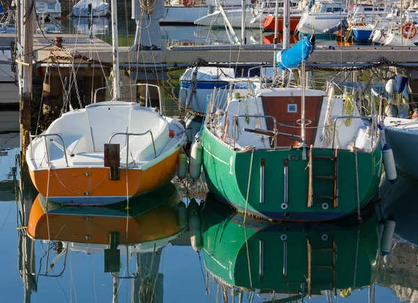 Dos coloridos veleros amarrados en un puerto deportivo — Foto de Stock