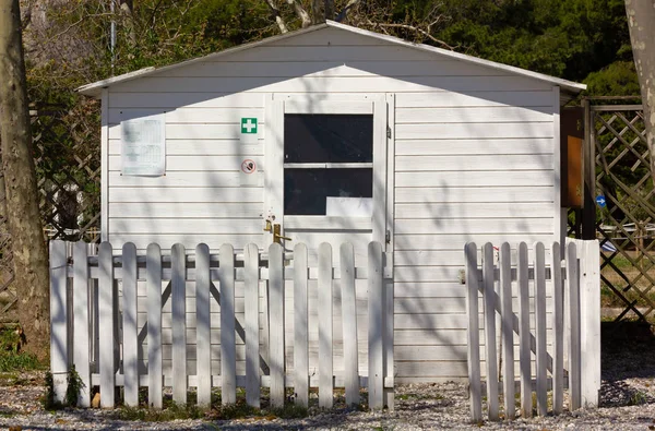 Infirmary Cabin in a Park — Stock Photo, Image