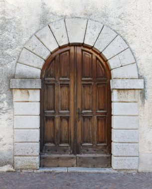 tarihi bir binanın ön kapı