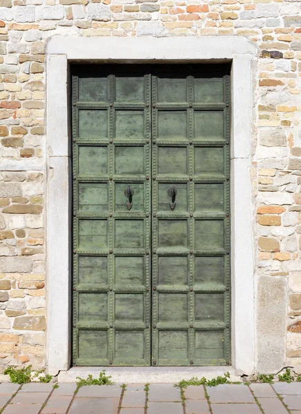 Portal eines historischen Gebäudes — Stockfoto