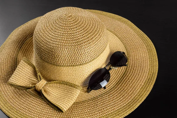 Цибуля соломи Hat і сонцезахисні окуляри — стокове фото