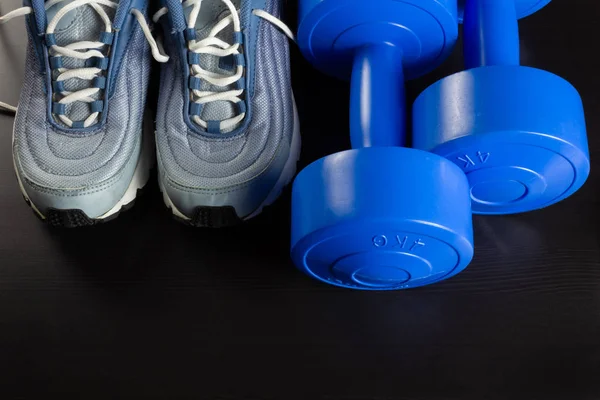 Zapatillas de deporte y sombrillas sobre un fondo oscuro — Foto de Stock