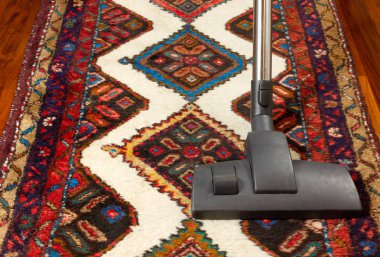 Halıdaki elektrikli süpürge.