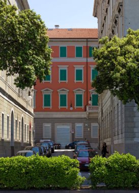 Trieste 'de renkli neoklasik bina