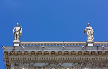 Trieste bölgesindeki Revoltella Palace bölgesindeki heykeller
