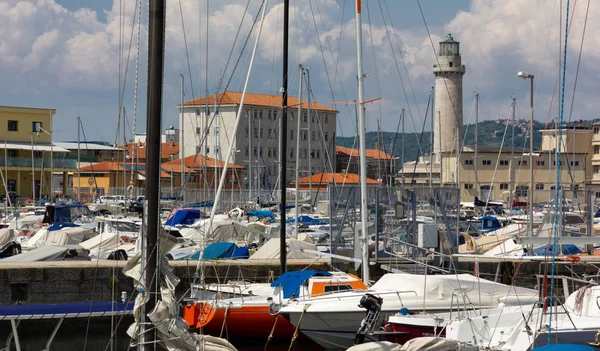 Саккетта-Марина в Триесте и бывшем маяке — стоковое фото