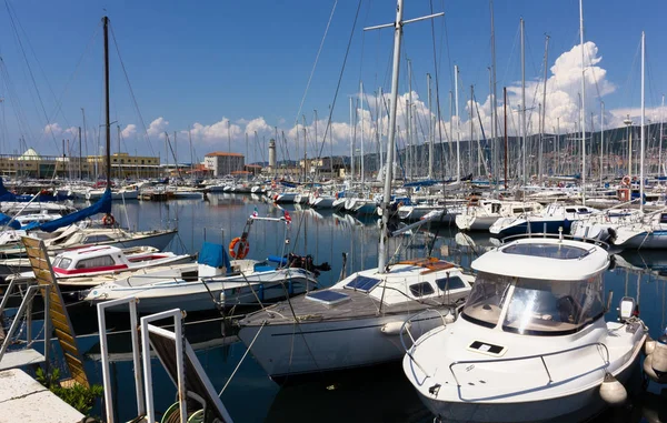 Sacchetta Marina en Trieste y ex faro — Foto de Stock