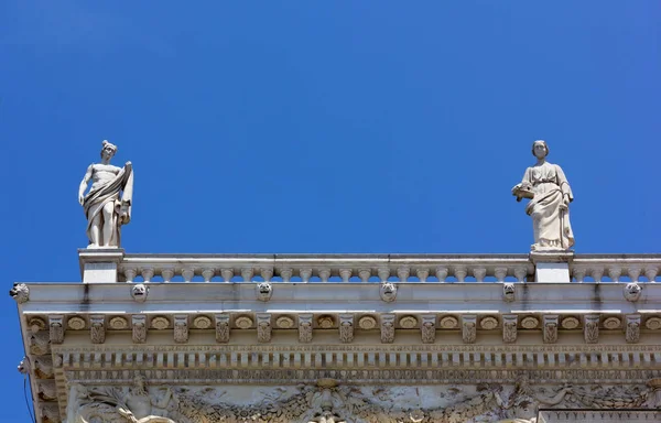 Statues on Revoltella Palace in Trieste — Stock Photo, Image