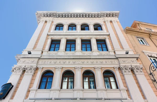 Fasáda novoklasického paláce na Piazza UNITA v Terstu — Stock fotografie