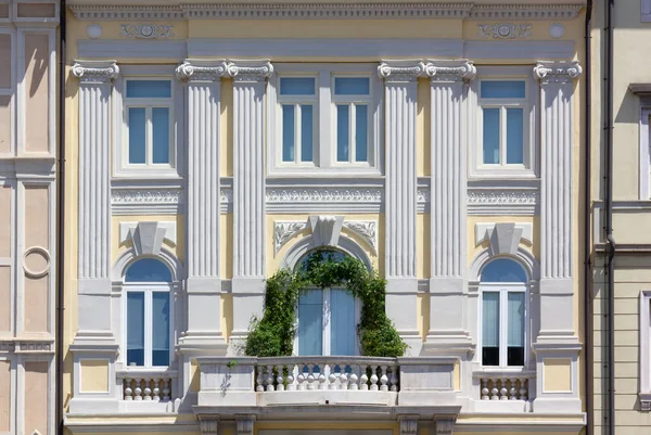 Exterior del elegante edificio histórico en Trieste — Foto de Stock