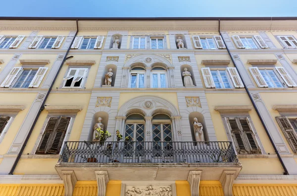 Exterior del Edificio Histórico Decorado en Trieste — Foto de Stock