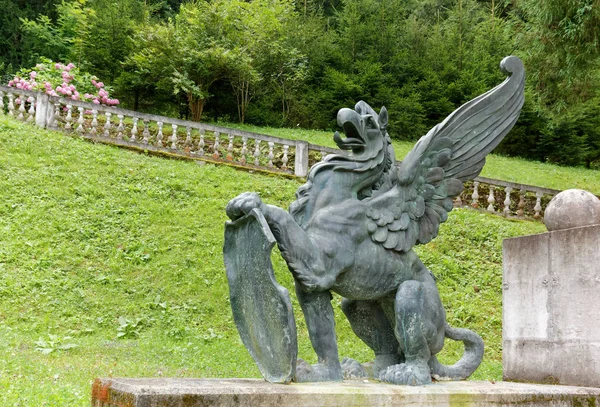 Estátua de uma Criatura Mitológica em um Parque — Fotografia de Stock