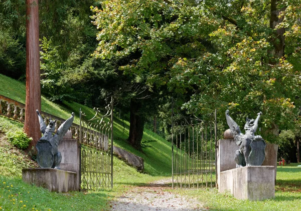 Standbeelden van twee mythologische wezens in een park — Stockfoto