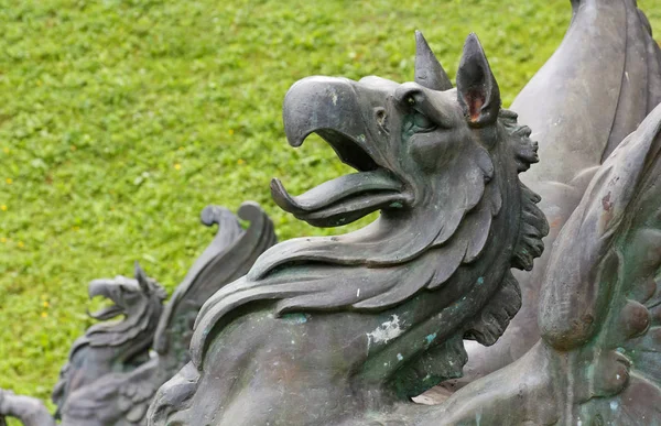 Estatua de una criatura mitológica en un parque — Foto de Stock