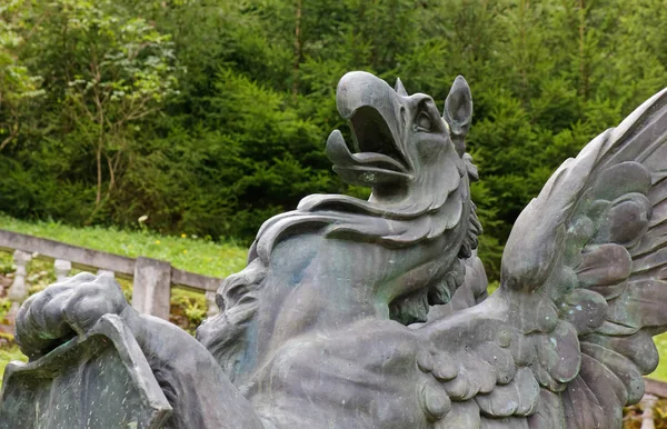Estátua de uma Criatura Mitológica em um Parque — Fotografia de Stock