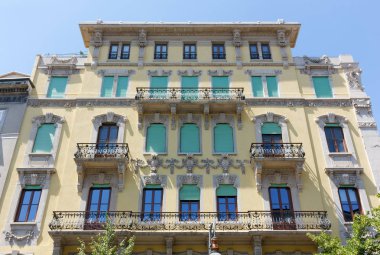 Trieste 'de dekore edilmiş tarihi binanın dış görünümü