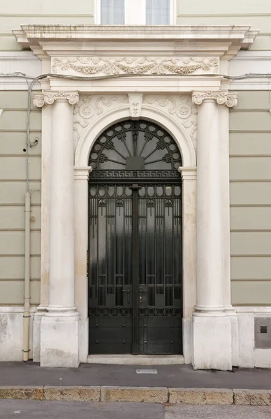 Deocorated Front Door of a Historic Building in Trieste — Stock Photo, Image