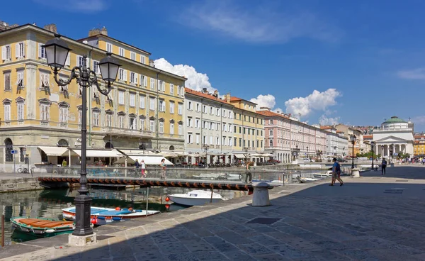 Vita lungo il Canal Grande a Trieste — Foto Stock