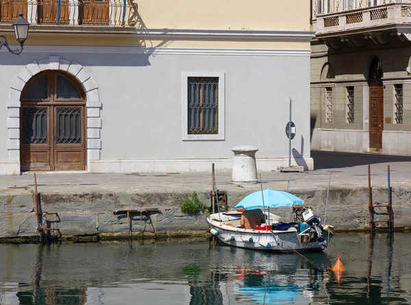 Man Sitting in a Small Boat in Trieste — Stock Photo, Image