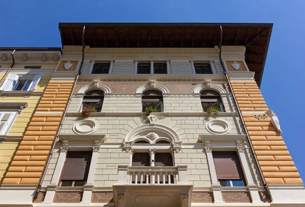 Extérieur du bâtiment historique décoré à Trieste Images De Stock Libres De Droits