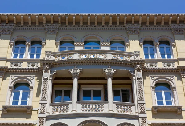 Dekorerad historisk byggnad exteriör i Trieste Royaltyfria Stockfoton