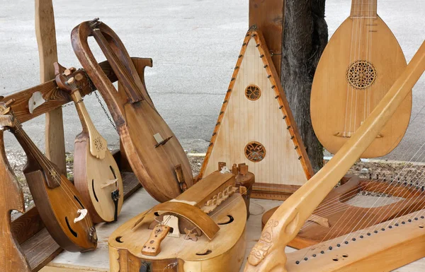 陈列的古代弦乐器 — 图库照片