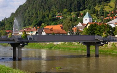 Lasko şehrinde köprü.